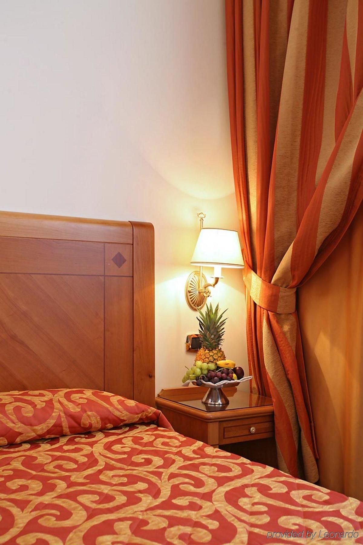 Pinewood Hotel Roma Camera foto