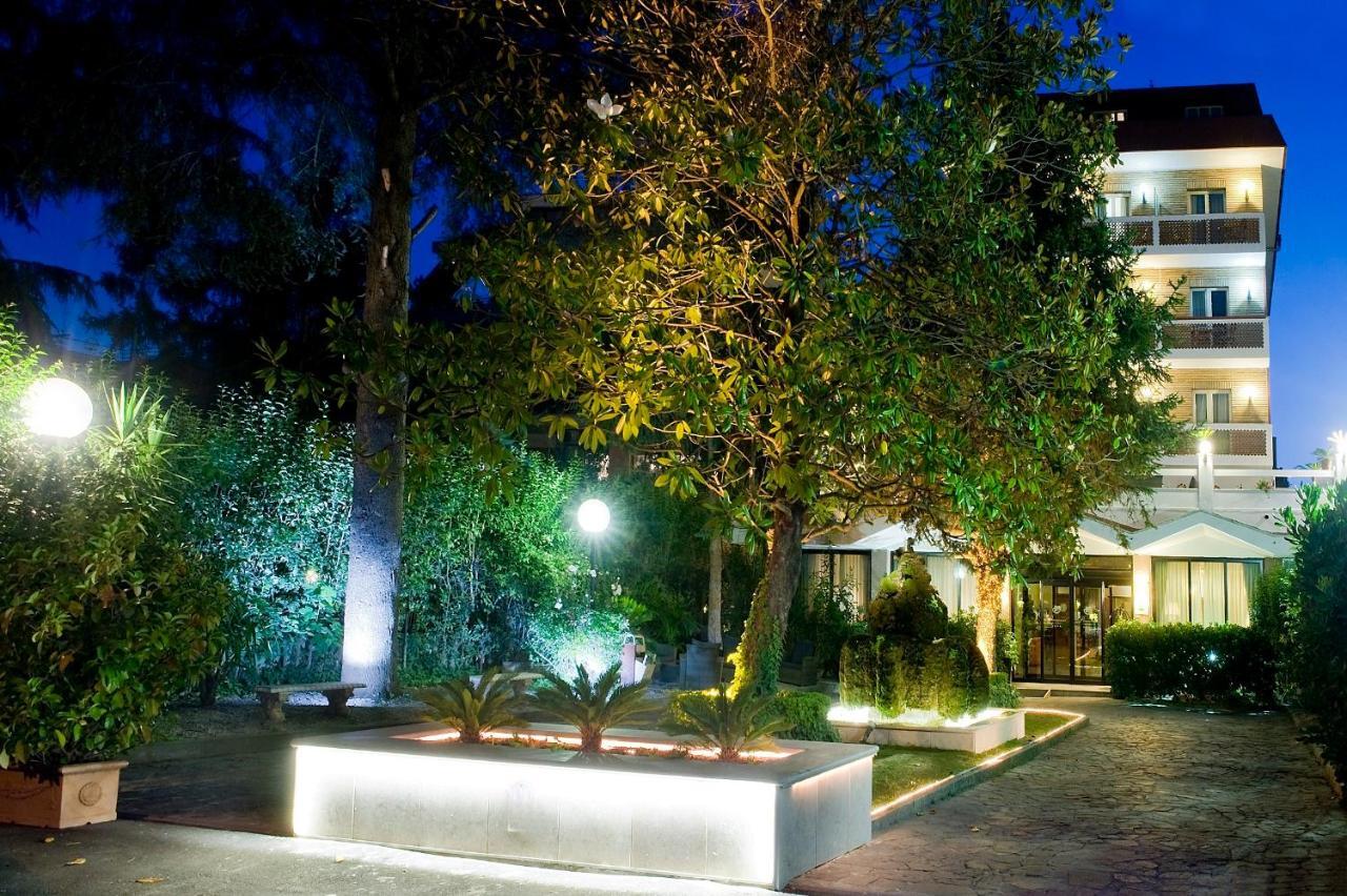 Pinewood Hotel Roma Esterno foto