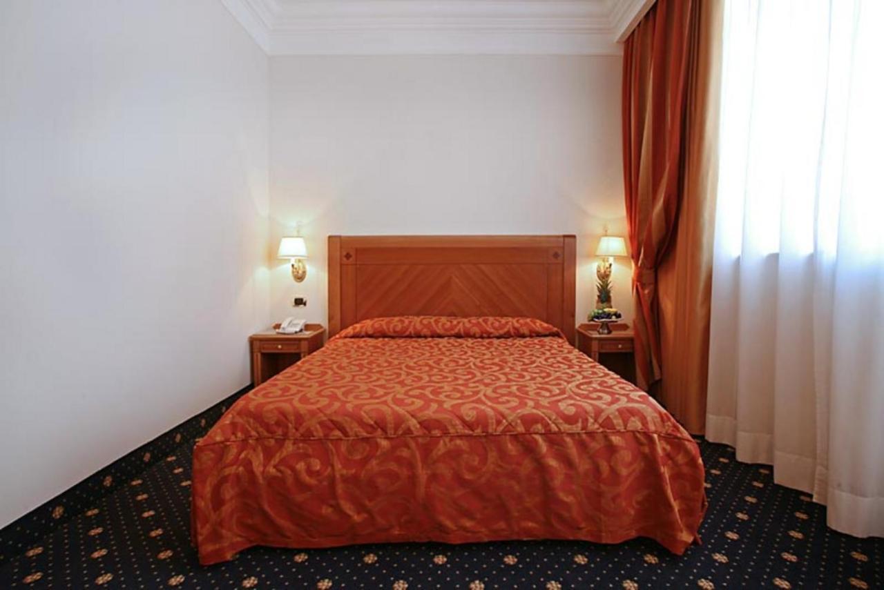 Pinewood Hotel Roma Esterno foto